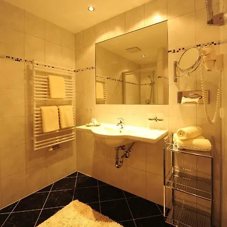 Chesa Arella アパートホテル 4*