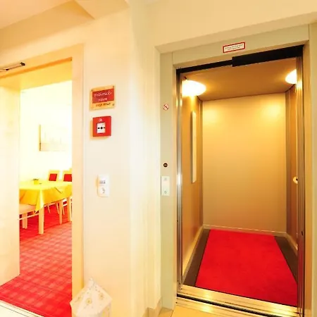 アパートホテル Chesa Arella 4*